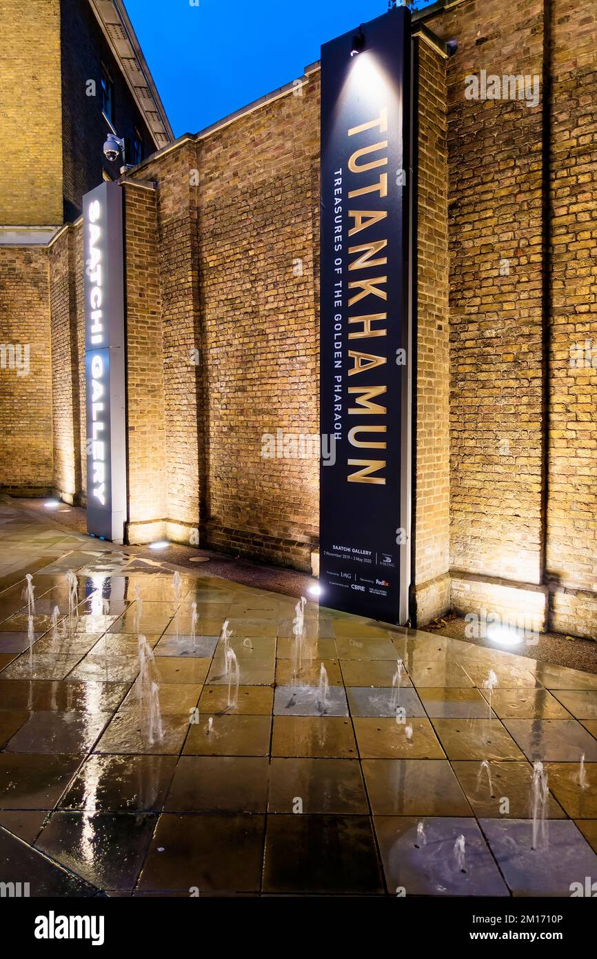 Londra, Inghilterra, Regno Unito - Novembre 16 2019: I tesori Tutankhamon della mostra del faraone d'oro che si tiene alla Saatchi Gallery Foto Stock