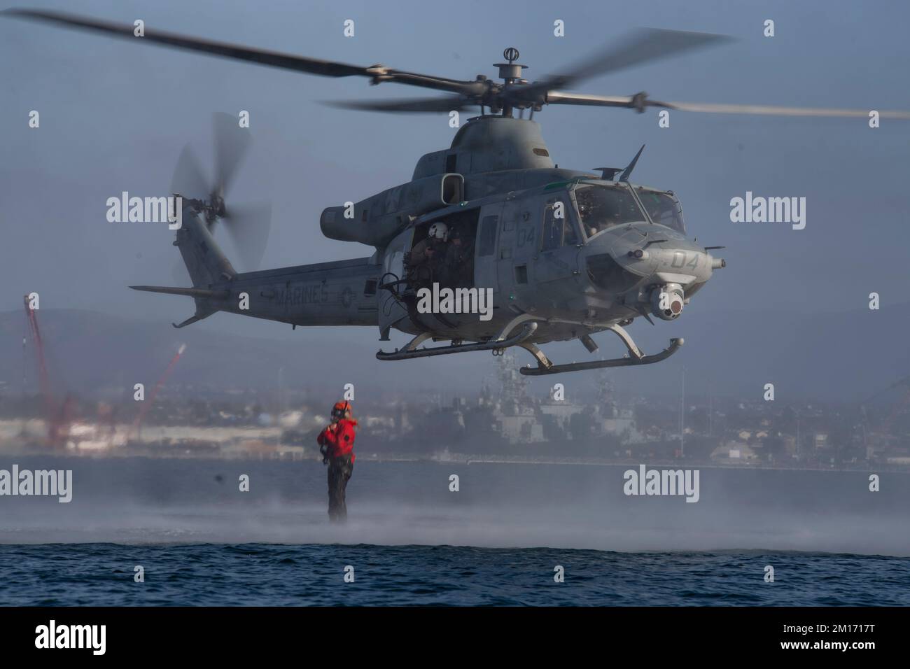221130-N-EV253-1540 SAN DIEGO (30 novembre 2022) – la Lt. Amanda Graham, un pilota HM-60s Seahawk assegnato ai “Merlins” di Helicopter Sea Combat Squadron (HSC) 3, salta da un elicottero UH-1Y Venom, Assegnato ai “Vipers” di Light Attack Helicopter Squadron (HMLA) 169 durante un evento di allenamento a Glorietta Bay al largo della costa di Coronado, California, 30 novembre. Durante l'evoluzione, che è stata supervisionata dal responsabile delle operazioni navali (CNO) Search and Rescue Model Manager (SARMM) componente di HSC-3, SARMM ha fornito ai propri Stati Uniti la formazione sulle operazioni di sollevamento e altre tecniche di recupero del personale Marin Foto Stock