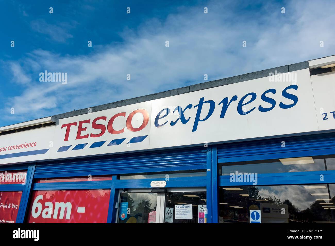 Warminster, Wiltshire, Regno Unito - Ottobre 5 2021: Il supermercato Tesco Express a Thornhill Road a Warminster, Wiltshire, Inghilterra, Regno Unito Foto Stock