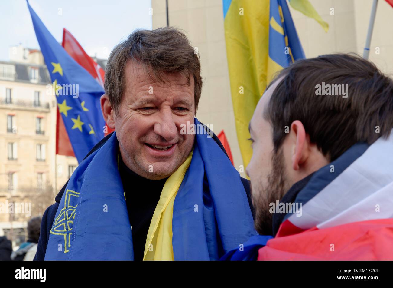 L'Unione degli ucraini in Francia ha riunito per questa marcia sindacati di sostegno e partiti politici con personalità: Y.Jadot, F.Béchieau Foto Stock