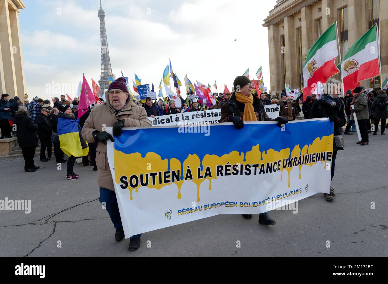 L'Unione degli ucraini in Francia ha riunito per questa marcia sindacati di sostegno e partiti politici con personalità: Y.Jadot, F.Béchieau Foto Stock