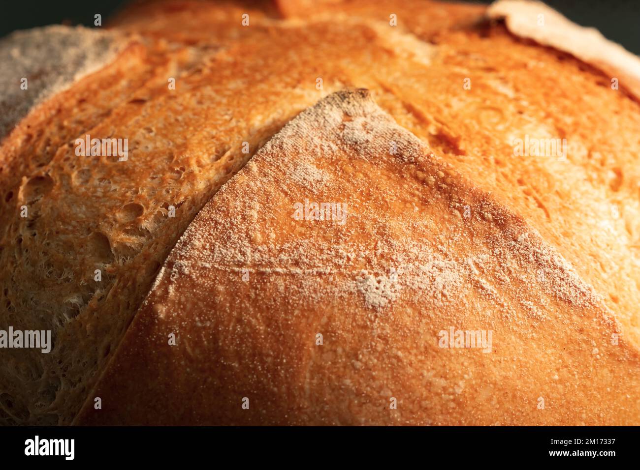 Pane fresco fatto in casa, pane croccante, focus selettivo. Foto Stock