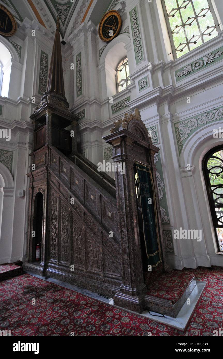 La Moschea Kucuk Mecidiye è un luogo di culto storico del periodo ottomano situato nel quartiere Besiktaş di Istanbul. Foto Stock