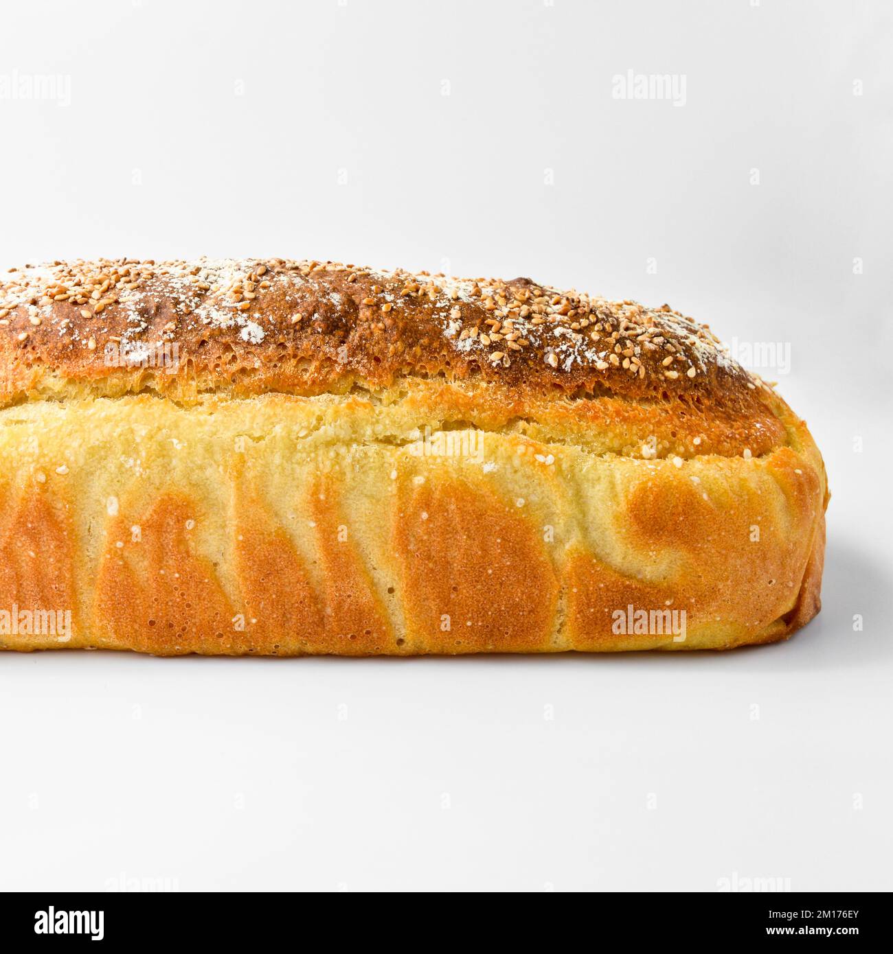 Pane fresco cotto nutriente e dorato fatto in casa, isolato su sfondo bianco Foto Stock