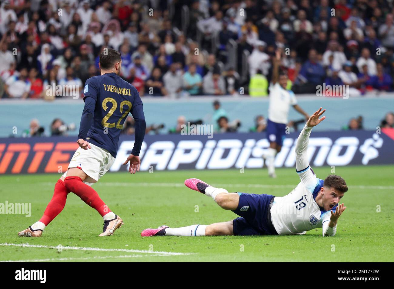 Al Khor, Qatar. 10th Dec, 2022. Mason Mount (R) d'Inghilterra reagisce durante il Quarterfinal tra Inghilterra e Francia alla Coppa del mondo FIFA 2022 all'al Bayt Stadium di al Khor, in Qatar, il 10 dicembre 2022. Credit: Li Ming/Xinhua/Alamy Live News Foto Stock