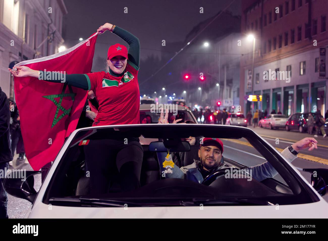 Torino, Italia. 10th Dec, 2022. I fan della squadra di calcio marocchina festeggiano la vittoria contro il Portogallo dopo la finale di Coppa del mondo FIFA tra Marocco e Portogallo. Credit: MLBARIONA/Alamy Live News Foto Stock