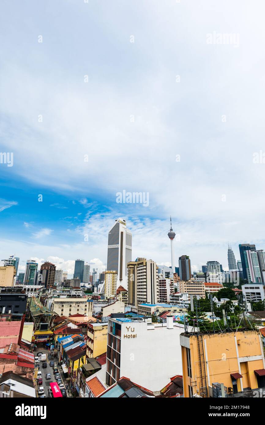 Kuala Lumpur, Malesia - Dicembre 2022: Paesaggio cittadino di Kuala Lumpur con grattacieli e torre KL. Skyline di Kuala Lumpur da Chinatown Foto Stock