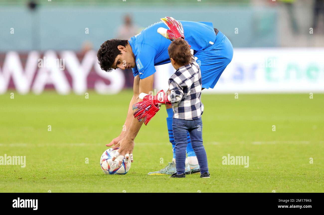 Doha, Katar. 10th Dec, 2022. Primo : 10.12.2022, Calcio, COPPA DEL mondo FIFA 2022 QATAR, Coppa del mondo 2022 Qatar, Coppa del mondo 2022 Qatar, Quarterfinals, Marocco - Portogallo MAR goalwart Yassine Bounou, scherzo, umorismo, gioca con suo figlio dopo il gioco in guanti enormi credito: dpa/Alamy Live News Foto Stock