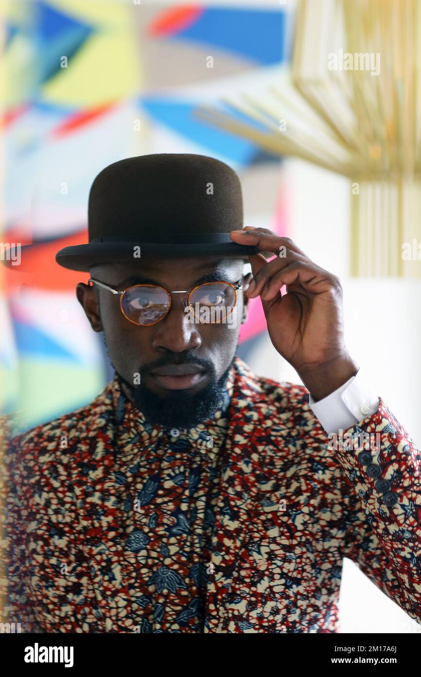 Gentiluomo inglese nero ben vestito con cappello da bowler Foto Stock