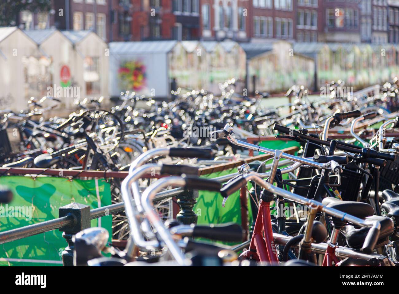 Parcheggio per biciclette vicino al mercato dei fiori di Amsterdam, Paesi Bassi. Foto Stock