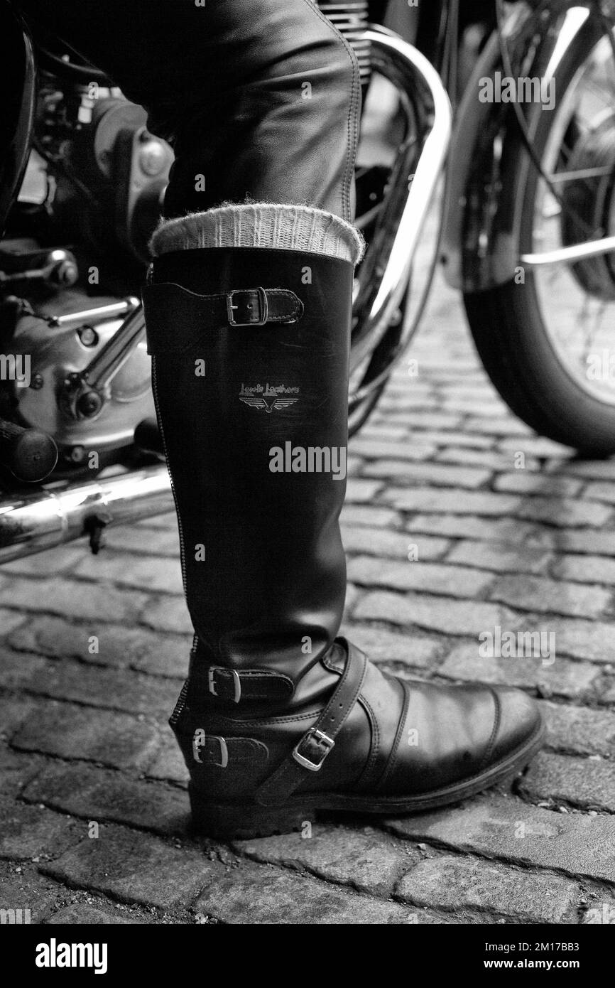 un primo piano di un uomo che indossa un paio di stivali in pelle fatti a mano per motociclette Foto Stock