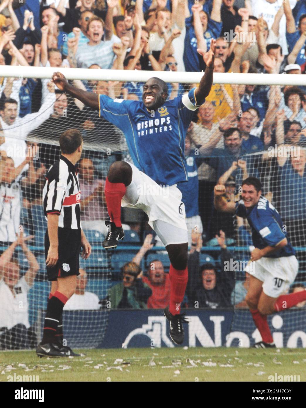 IL PORTSMOUTH FC DARREN MOORE FESTEGGIA IL 2001 PIC MIKE WALKER 2001 Foto Stock