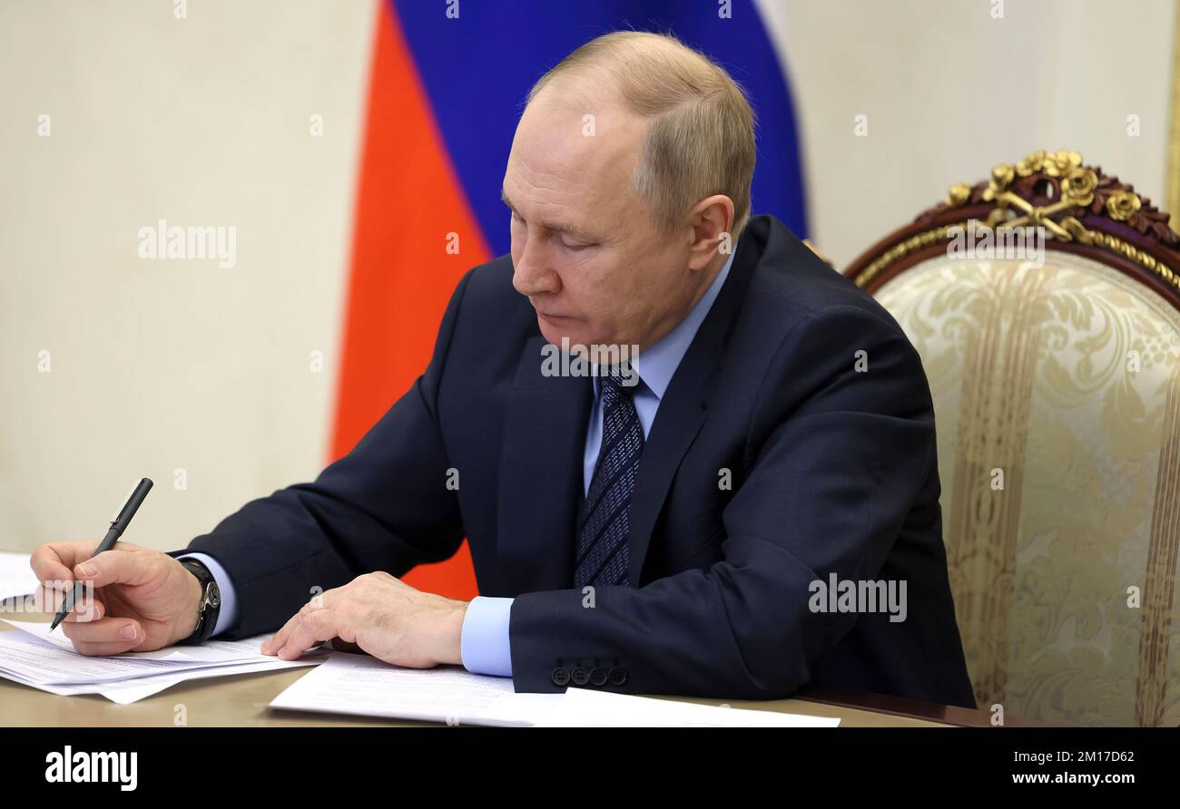 Il presidente russo Vladimir Putin conduce una teleconferenza dal suo ufficio nel Cremlino. Foto Stock