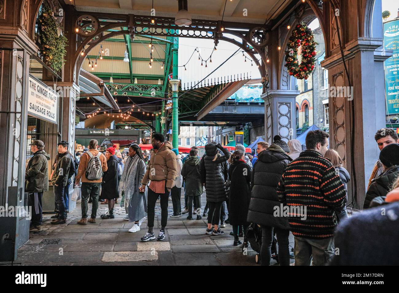 Londra, Regno Unito. 08th Dec, 2022. Una lunga coda si forma nei negozi tradizionali come il Ginger Pig, vendendo i suoi panini con salsiccia. Gli amanti delle feste, i visitatori e i turisti si affollano nelle sale del mercato di Borough Market per acquistare cibi artigianali e fare una sosta per un VIN brulé e altre offerte stagionali. Credit: Imageplotter/Alamy Live News Foto Stock