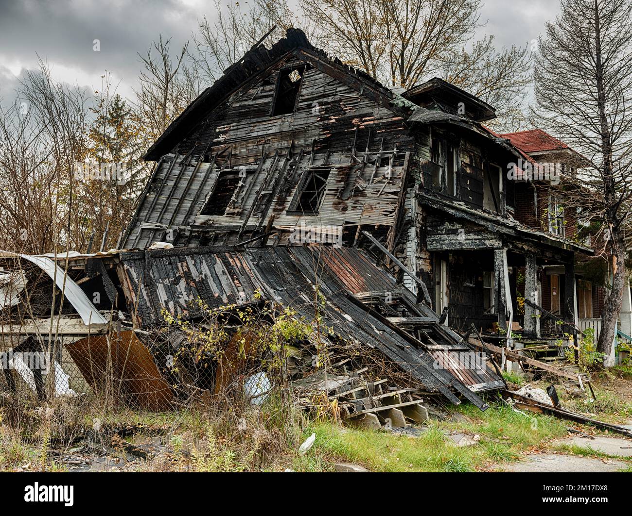 I resti anneriti di una casa bruciata mostra l'effetto di arson in un quartiere di Detroit. Foto Stock