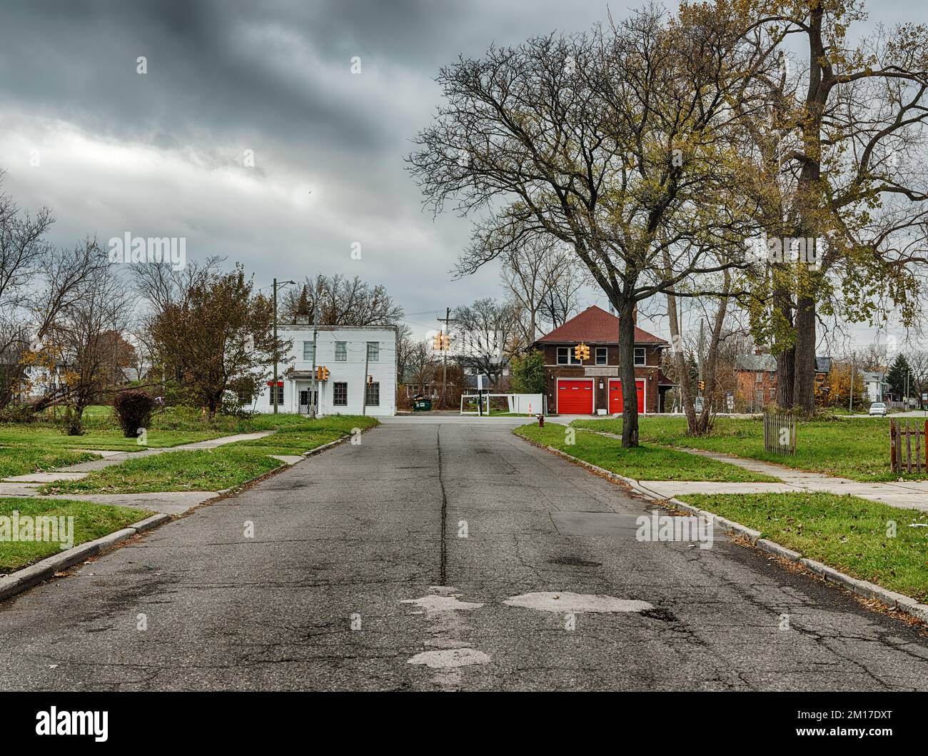 Una lunga strada mostra il declino dei quartieri di Detroit come i lotti vuoti su entrambi i lati una volta sono stati riempiti di case. Foto Stock