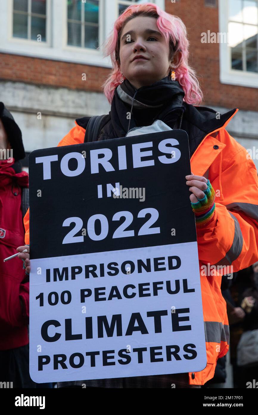 Londra, Regno Unito. 10th dicembre 2022. Un attivista sul clima Just Stop Oil ha un cartello in occasione di un raduno al di fuori degli uffici domestici durante una marcia di solidarietà con amici e persone care che attualmente stanno servendo pene detentive per la loro parte nelle proteste climatiche. Nel 2022 sono stati incarcerati più di 100 manifestanti nel Regno Unito, con oltre 20 attivisti sul clima ancora detenuti. Just Stop Oil protesta ha invitato il governo britannico a bloccare tutte le nuove licenze e i nuovi consensi per il petrolio e il gas. Credit: Notizie dal vivo di Mark Kerrison/Alamy Foto Stock