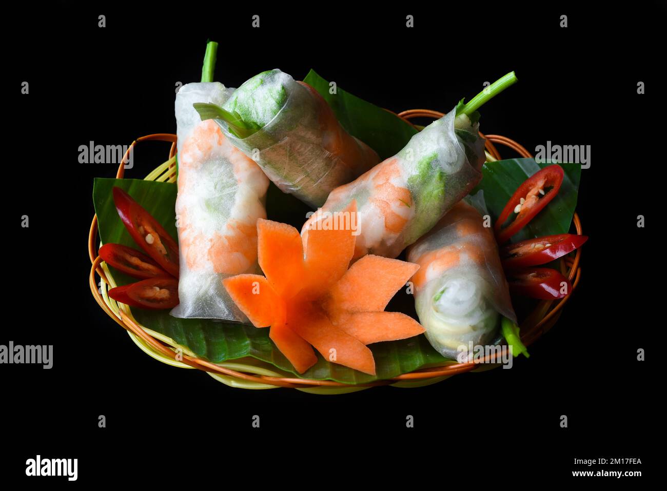 Involtini primavera vietnamiti tradizionali con gamberetti, carta di riso su sfondo nero Foto Stock
