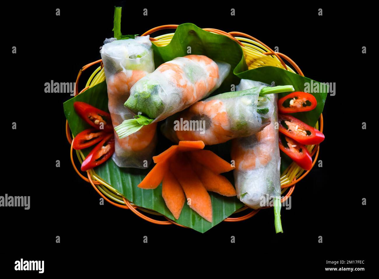 Involtini primavera vietnamiti tradizionali con gamberetti, carta di riso su sfondo nero Foto Stock