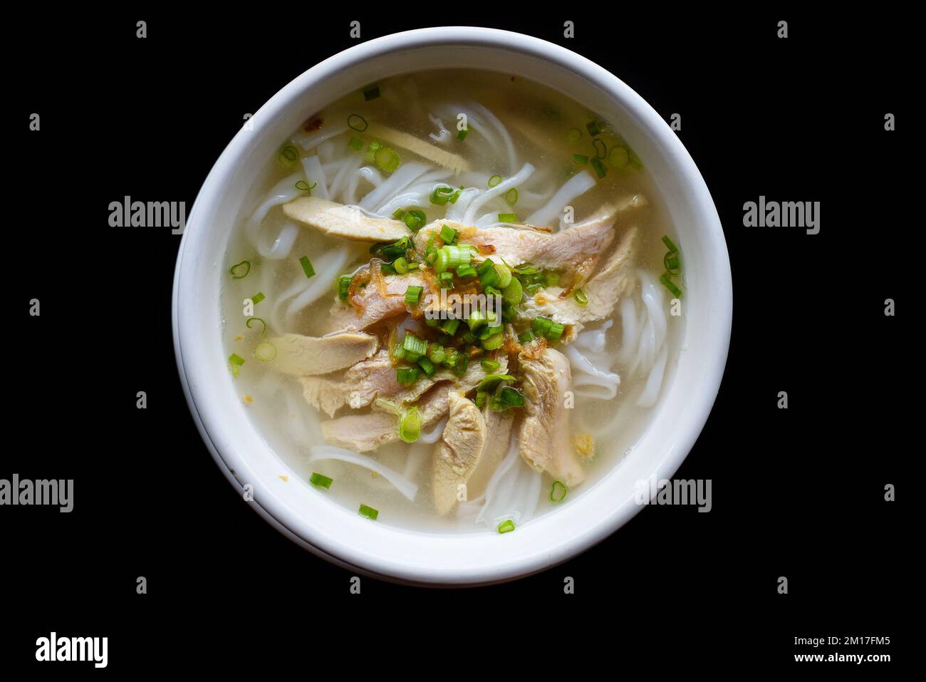 Tradizionale zuppa vietnamita Pho con pollo su sfondo nero Foto Stock