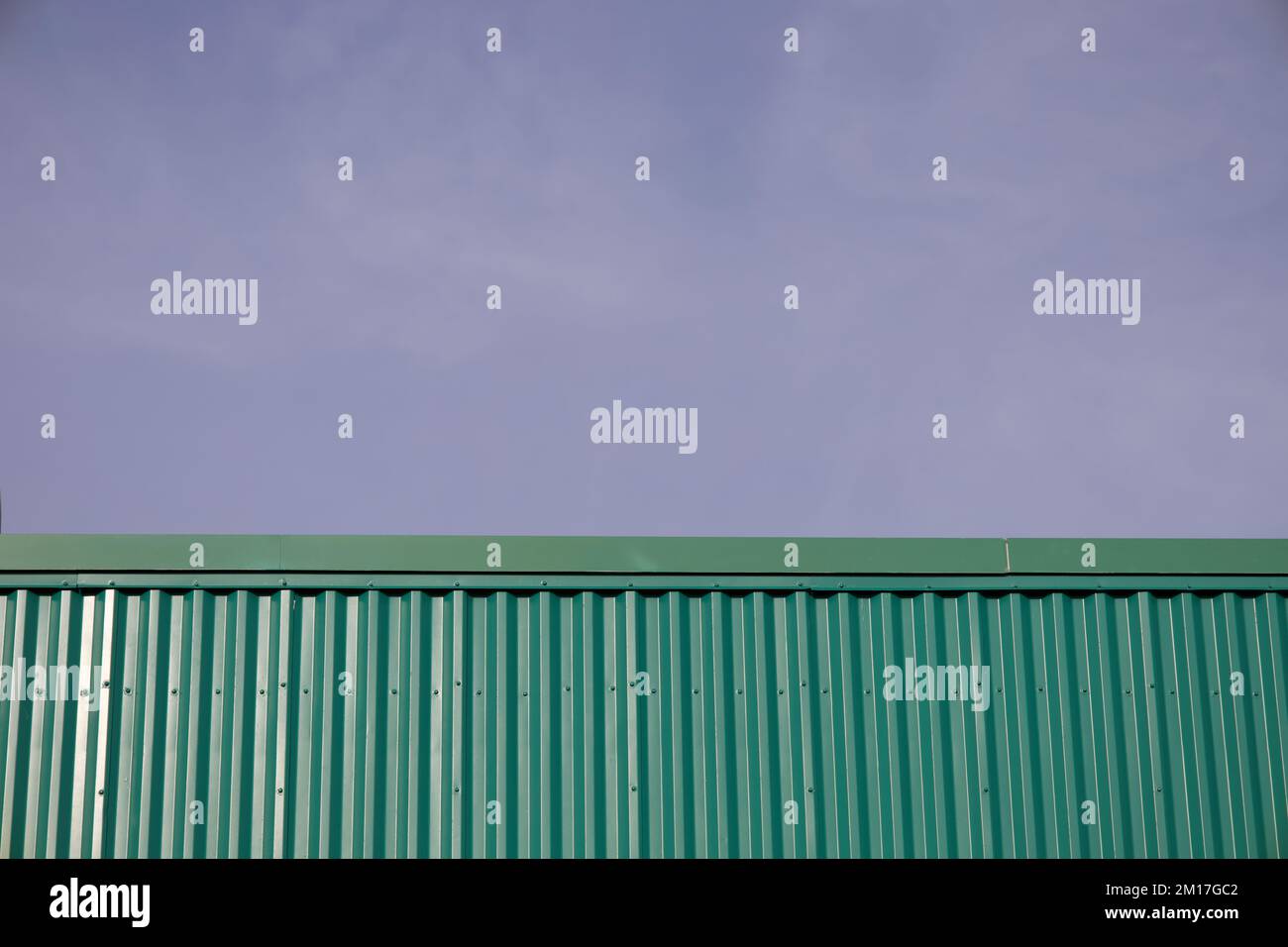 Cima dell'edificio con lato verde. La maggior parte delle foto di spazio vuoto e mostra cielo nuvoloso sullo sfondo. Foto Stock