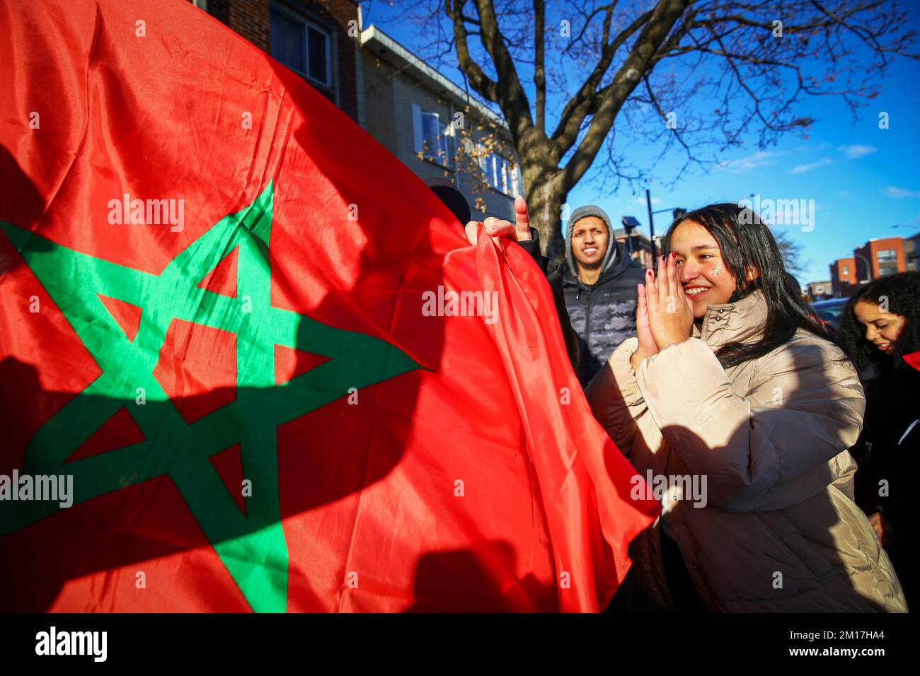 Montreal, Quebec, Canada. 10th Dec, 2022. La squadra di calcio del Marocco ha vinto la faccia contro il Portogallo nelle quarti di finale della Coppa del mondo FIFA 2022. I fan del Marocco si portano in Montreal Street per celebrare la storica vittoria. (Credit Image: © Serkan Senturk/ZUMA Press Wire) Credit: ZUMA Press, Inc./Alamy Live News Foto Stock