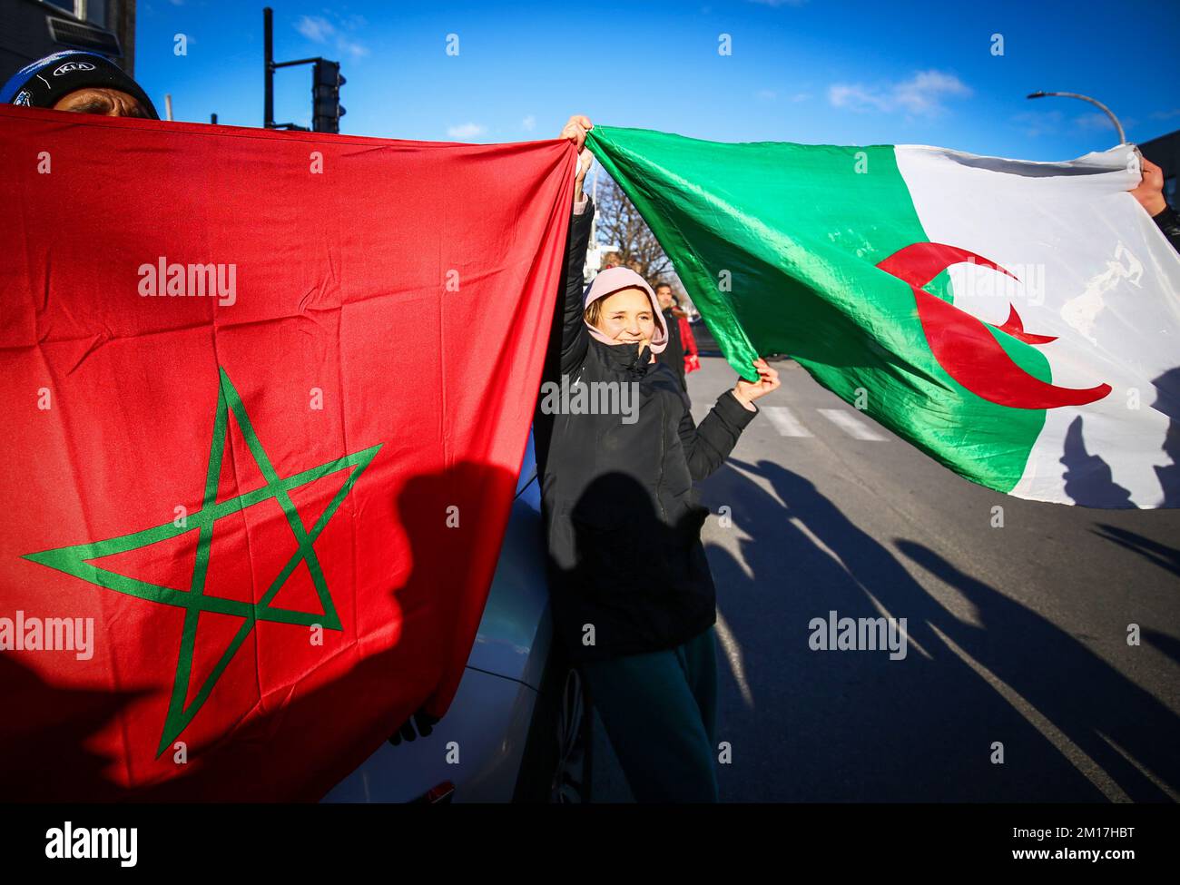 Montreal, Quebec, Canada. 10th Dec, 2022. La squadra di calcio del Marocco ha vinto la faccia contro il Portogallo nelle quarti di finale della Coppa del mondo FIFA 2022. I fan del Marocco si portano in Montreal Street per celebrare la storica vittoria. (Credit Image: © Serkan Senturk/ZUMA Press Wire) Credit: ZUMA Press, Inc./Alamy Live News Foto Stock