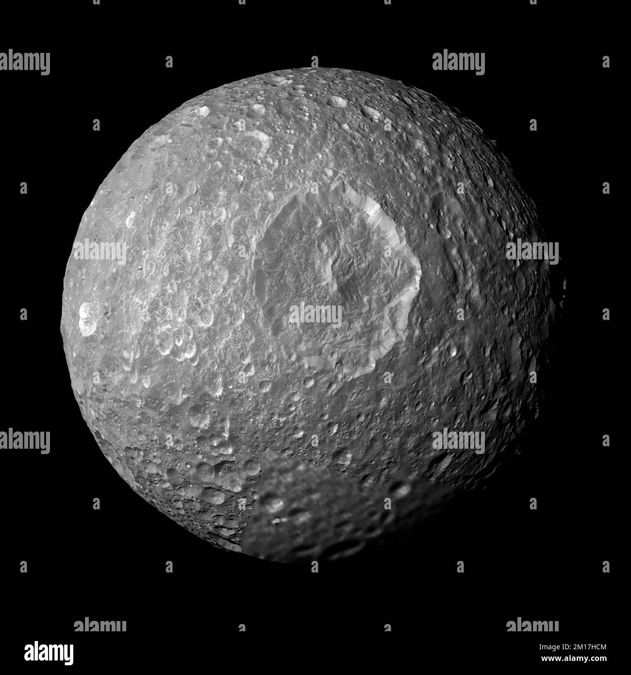 La superficie lunare di Saturno mostra l'enorme Herschel Crate sulla superficie. Pianeta grigio. Ottimizzato digitalmente. Elementi di questa immagine forniti dalla NASA. Foto Stock