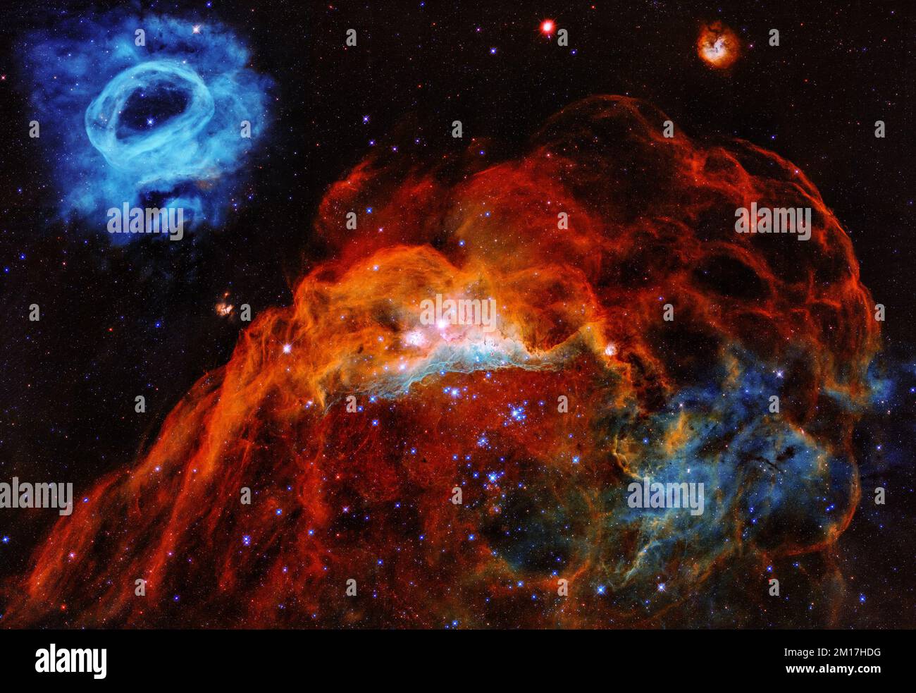 Grande nuvola Magellanica nella Via Lattea che mostra una nebulosa rossa gigante e una nebulosa blu più piccola. Ottimizzato digitalmente. Elementi di immagine forniti dalla NASA Foto Stock