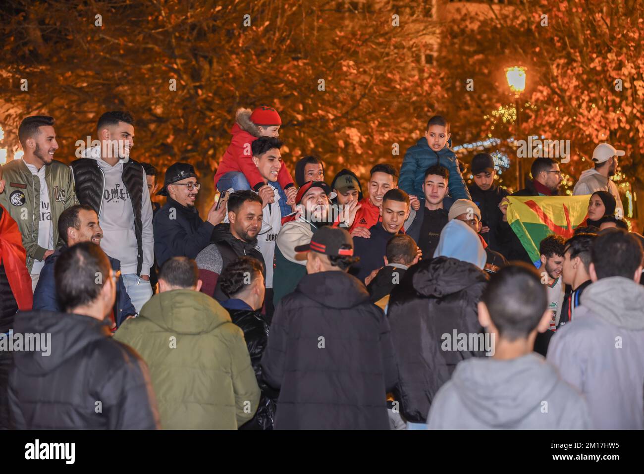 il popolo marocchino celebra la sua vittoria nella coppa del mondo in tutta la spagna, nella foto una folla di persone che celebra nella piazza principale del lugo t Foto Stock