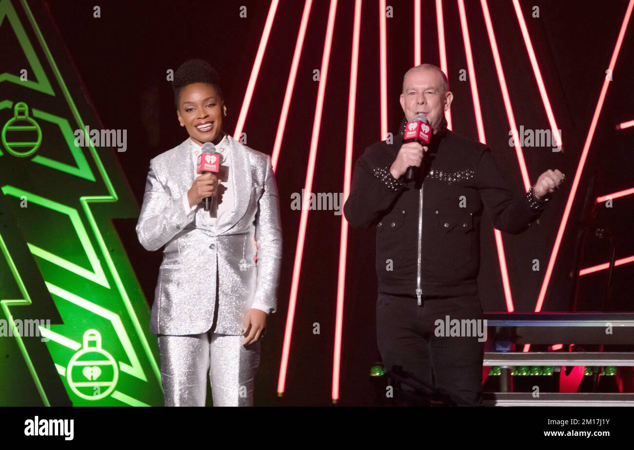 Amber Ruffin, Elvis Duran parlano sul palco al Jingle Ball 2022 di iHeartRadio Z100 presentato da Capital One al Madison Square Garden il 9 dicembre 2022 a New York, New York. Foto: Jeremy Smith/imageSPACE/MediaPunch/MediaPunch Foto Stock