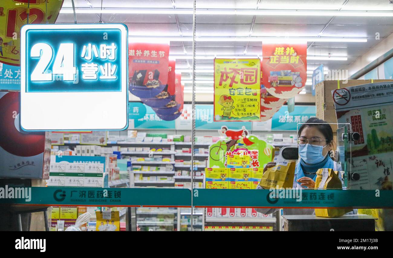 HUAI'AN, CINA - 10 DICEMBRE 2022 - Un membro dello staff di una farmacia controlla un ordine di consegna di farmaci a Huai 'an, provincia di Jiangsu, Cina, 10 dicembre 2022. TWE Foto Stock