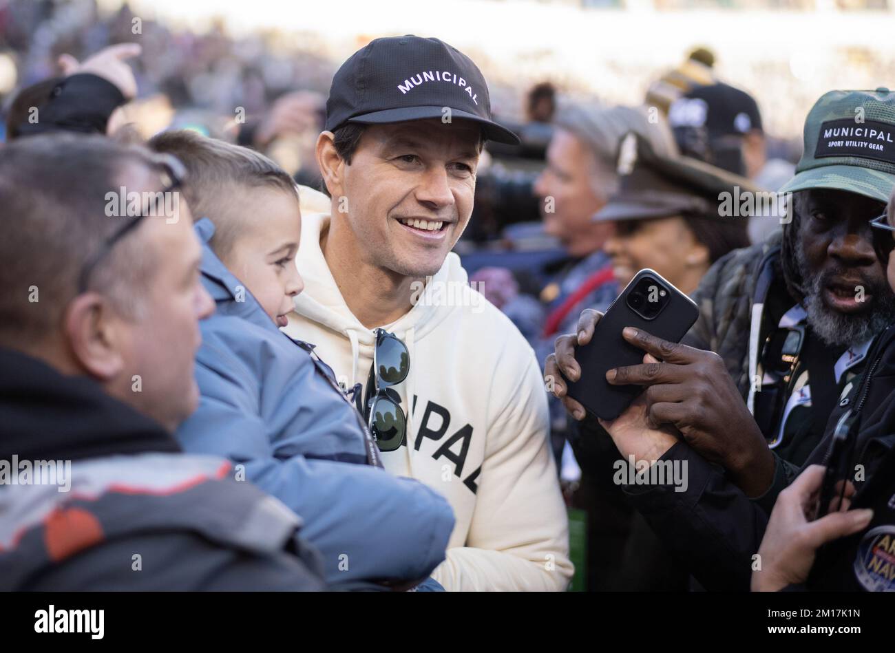 Philadelphia, Stati Uniti. 10th Dec, 2022. L'attore Mark Wahlberg saluta le famiglie dell'Esercito prima del tradizionale gioco Army-Navy del 123rd al Lincoln Finacial Field sabato 10 dicembre 2022 a Philadelphia. L'esercito ha vinto 20-17 dollari negli straordinari. Foto di Laurence Kesterston/UPI Credit: UPI/Alamy Live News Foto Stock