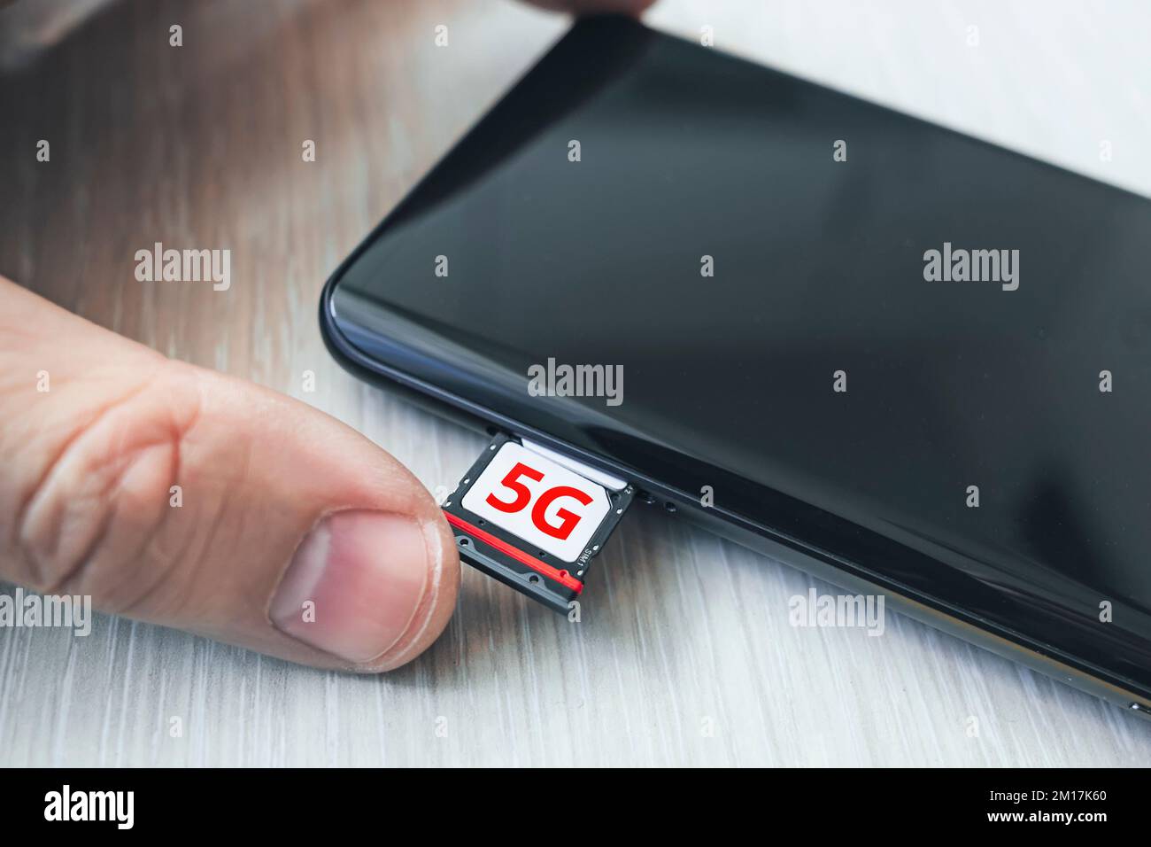 Due schede sim, telefono e computer. 5G - la quinta generazione di comunicazioni mobili Foto Stock