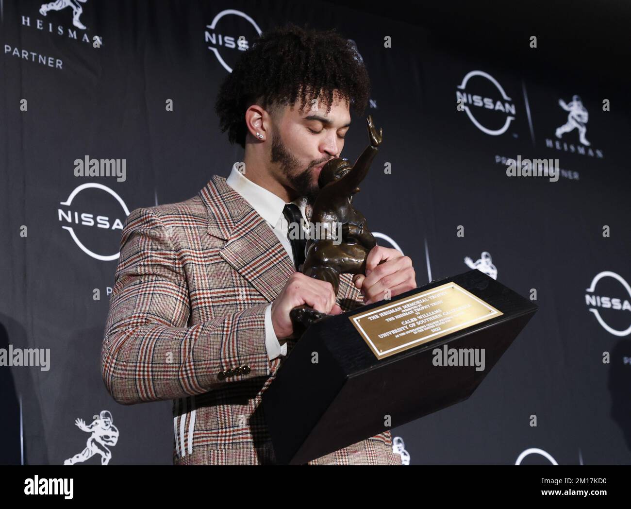 New York, Stati Uniti. 10th Dec, 2022. Il quartback della USC Trojans Caleb Williams tiene il Trofeo Heisman al Marriott Marquis dopo aver vinto il premio a New York City sabato 10 dicembre 2022. Foto di John Angelillo/UPI Credit: UPI/Alamy Live News Foto Stock