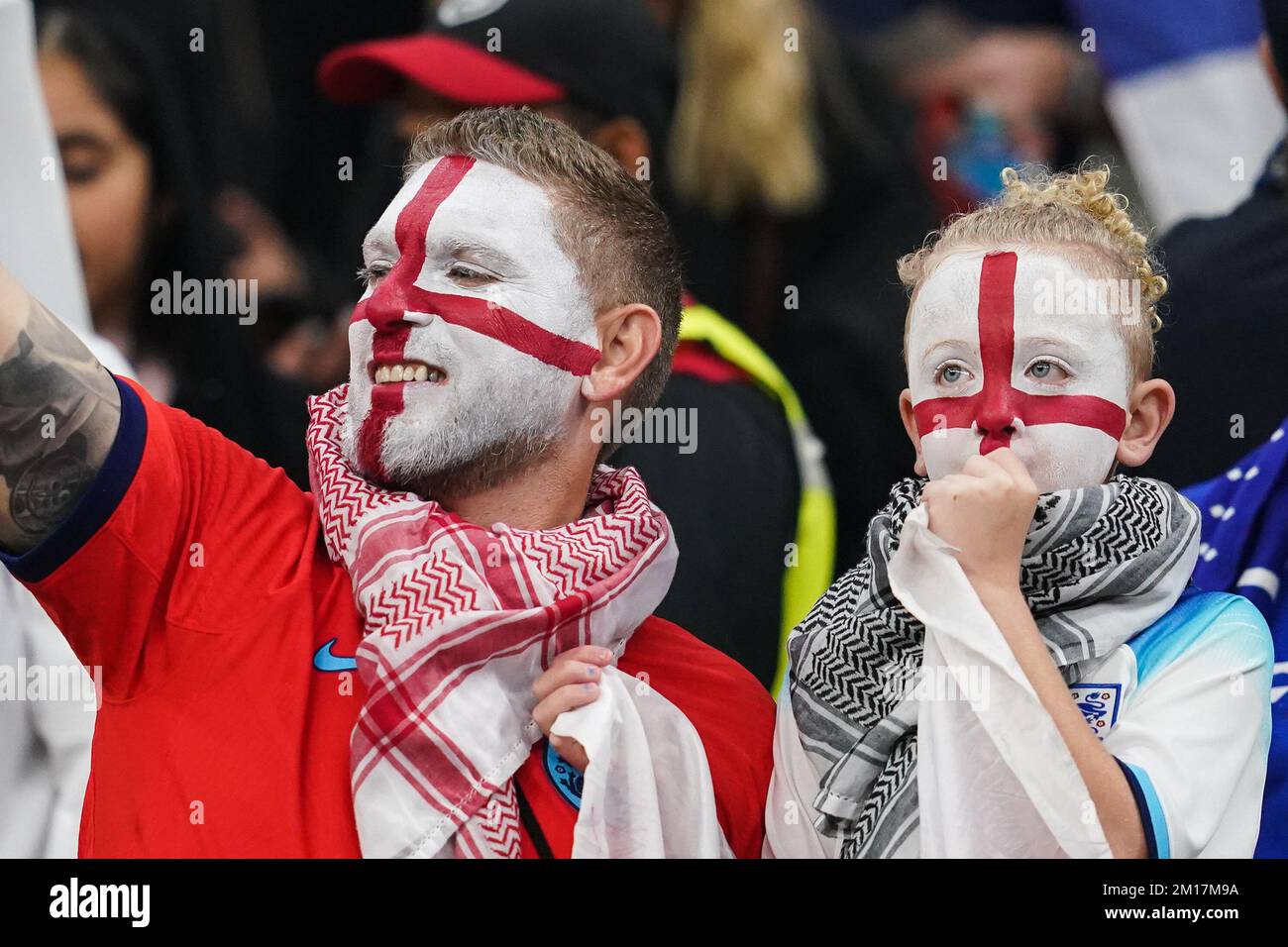 Al Khor, Qatar. 10th Dec, 2022. AL KHOR, QATAR - 10 DICEMBRE: Tifosi inglesi prima della Coppa del mondo FIFA Qatar 2022 quarto finale di incontro tra Inghilterra e Francia al Bayt Stadium, il 10 dicembre 2022 a al Khor, Qatar.(Photo by Florencia Tan Jun/Pximages) Credit: PX Images/Alamy Live News Foto Stock