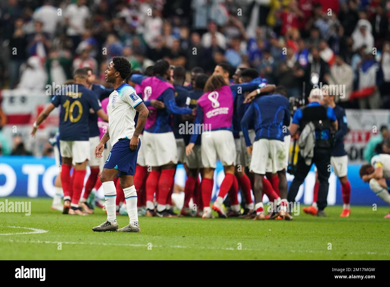 Al Khor, Qatar. 10th Dec, 2022. AL KHOR, QATAR - 10 DICEMBRE: Raheem Sterling of England tristezza dopo la Coppa del mondo FIFA Qatar 2022 quarto finale match tra Inghilterra e Francia al Bayt Stadium, il 10 dicembre 2022 a al Khor, Qatar.(Photo by Florencia Tan Jun/Pximages) Credit: PX Images/Alamy Live News Foto Stock
