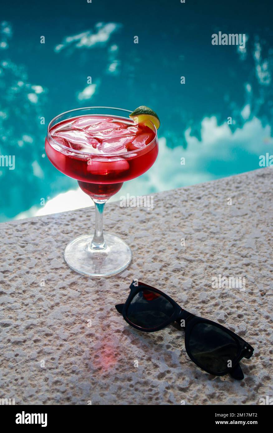 Primo piano di un cocktail rosso rinfrescante in piscina Foto Stock