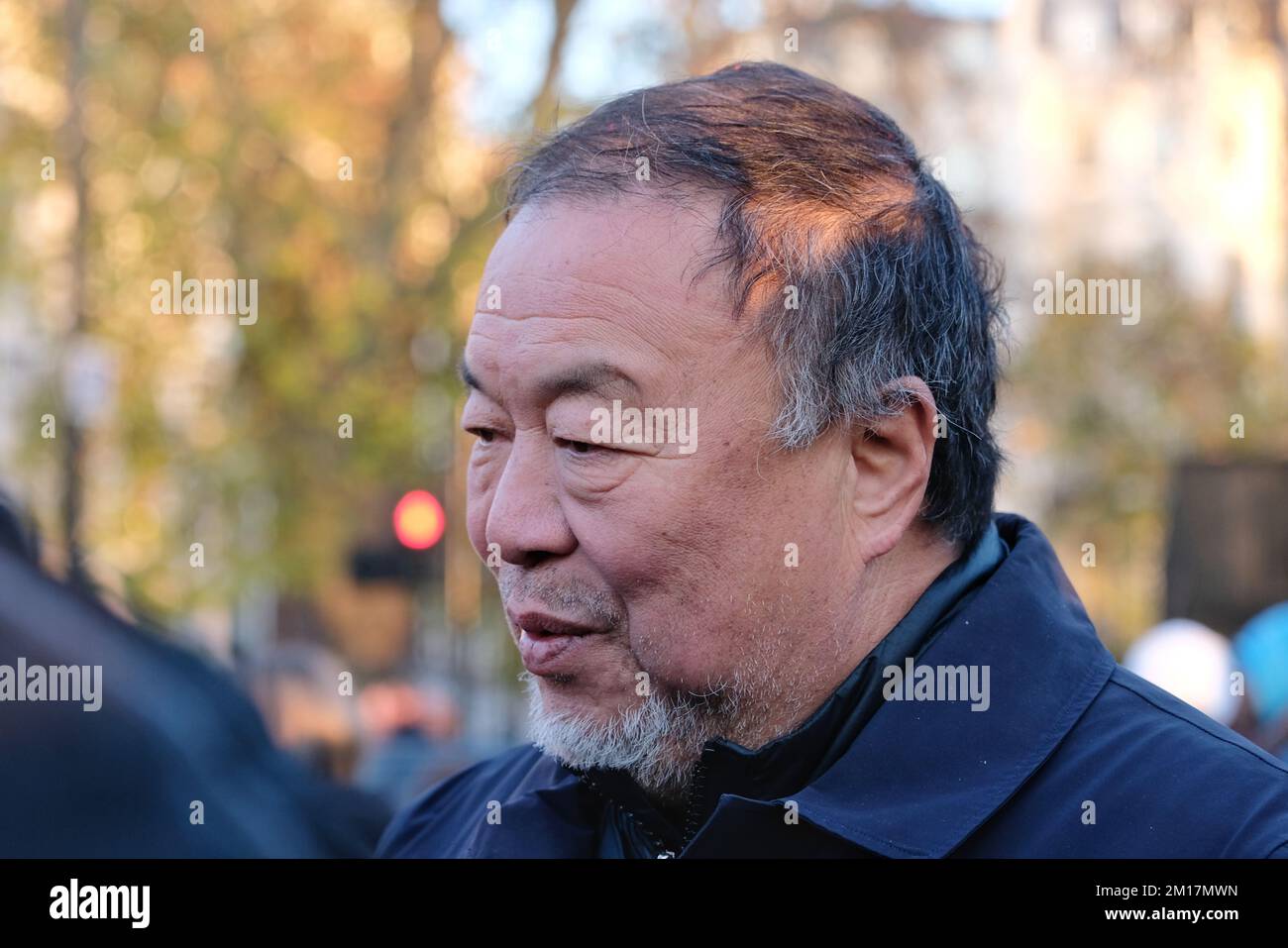 Londra, Regno Unito. 10th dicembre 2022. L'artista cinese dissidente ai Weiwei firma pezzi di A4 fogli di carta in un pezzo di performance per celebrare la Giornata dei diritti umani. La carta firmata con inchiostro UV invisibile è stata consegnata ai membri del pubblico, in Speakers' Corner, scelto come luogo utilizzato per la libertà di parola. I A4 fogli utilizzati sono un riferimento alle recenti manifestazioni in Cina contro le politiche zero-Covid in cui la carta bianca è stata utilizzata per protesta silenziosa per aggirare le regole di censura. Ulteriori copie saranno vendute in aiuto di Refugees International. Credit: Undicesima ora di Fotografia/Alamy Live News Foto Stock