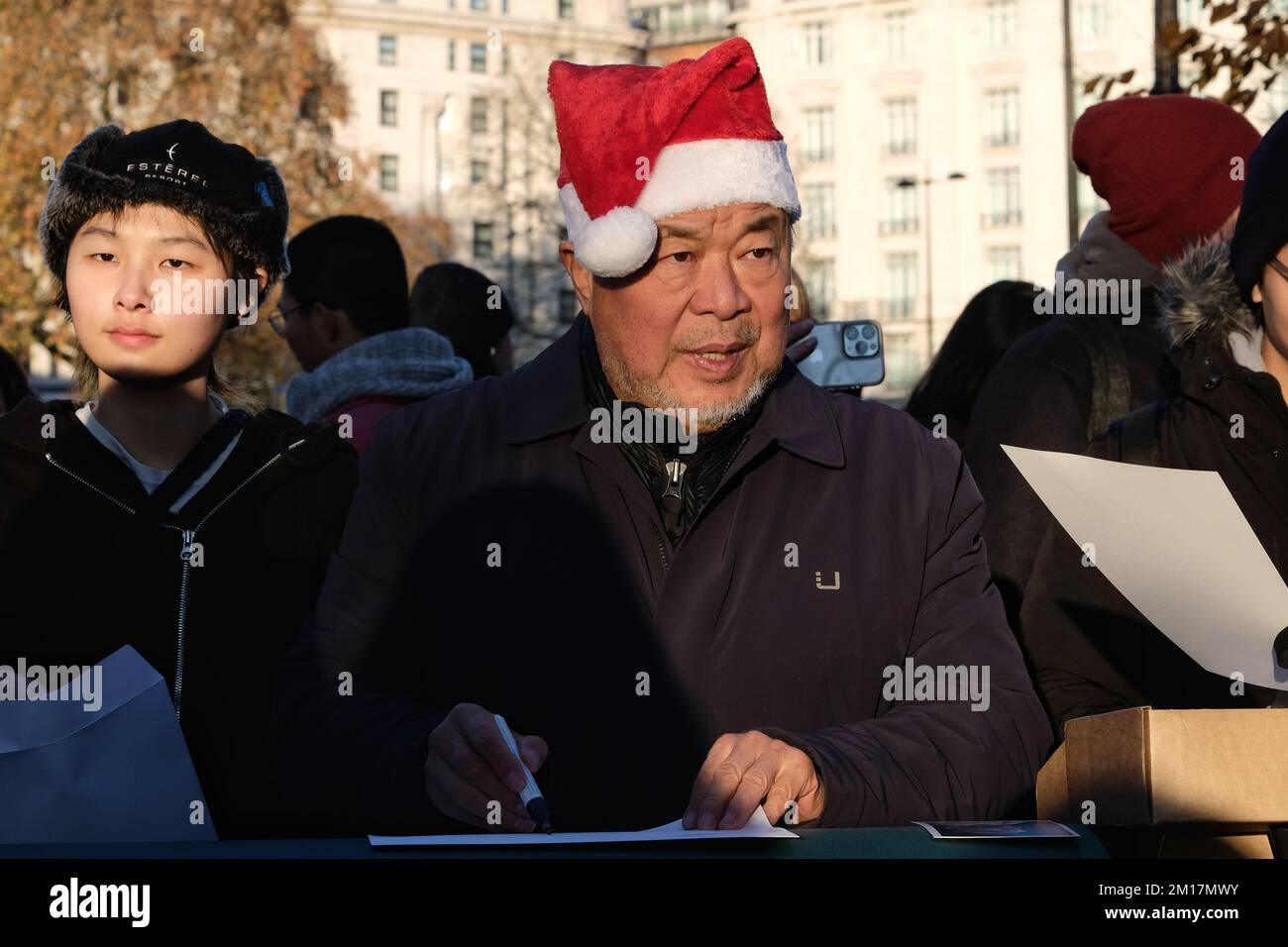 Londra, Regno Unito. 10th dicembre 2022. L'artista cinese dissidente ai Weiwei firma pezzi di A4 fogli di carta in un pezzo di performance per celebrare la Giornata dei diritti umani. La carta firmata con inchiostro UV invisibile è stata consegnata ai membri del pubblico, in Speakers' Corner, scelto come luogo utilizzato per la libertà di parola. I A4 fogli utilizzati sono un riferimento alle recenti manifestazioni in Cina contro le politiche zero-Covid in cui la carta bianca è stata utilizzata per protesta silenziosa per aggirare le regole di censura. Ulteriori copie saranno vendute in aiuto di Refugees International. Credit: Undicesima ora di Fotografia/Alamy Live News Foto Stock