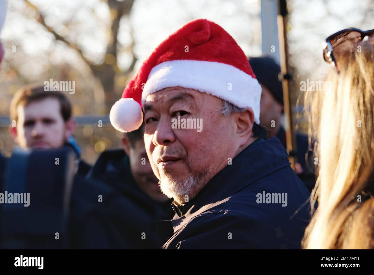 Londra, Regno Unito. 10th dicembre 2022. L'artista cinese dissidente ai Weiwei firma pezzi di A4 fogli di carta in un pezzo di performance per celebrare la Giornata dei diritti umani. La carta firmata con inchiostro UV invisibile è stata consegnata ai membri del pubblico, in Speakers' Corner, scelto come luogo utilizzato per la libertà di parola. I A4 fogli utilizzati sono un riferimento alle recenti manifestazioni in Cina contro le politiche zero-Covid in cui la carta bianca è stata utilizzata per protesta silenziosa per aggirare le regole di censura. Ulteriori copie saranno vendute in aiuto di Refugees International. Credit: Undicesima ora di Fotografia/Alamy Live News Foto Stock