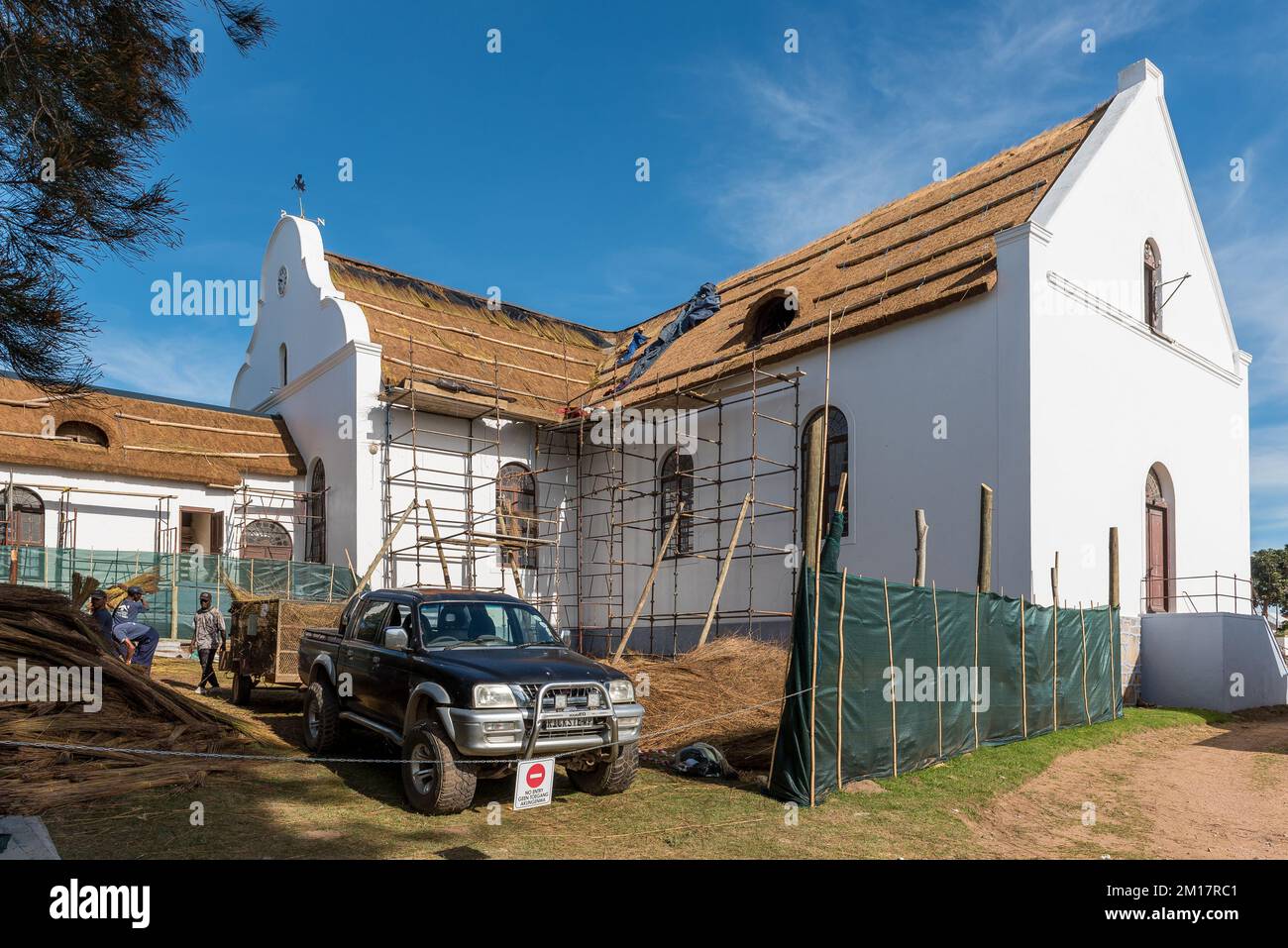 Elim, Sudafrica - 21 settembre 2022: Riordino del tetto della storica Chiesa Morava di Elim in corso. I lavoratori e un pick-up sono visib Foto Stock