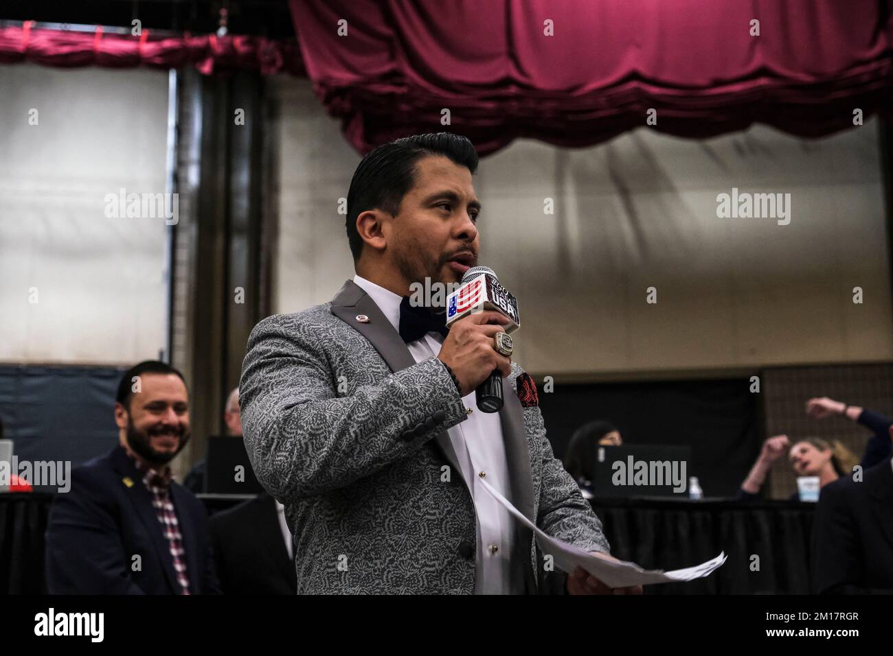 Lubbock, Texas, Stati Uniti. 10th Dec, 2022. L'annunciatore d'anello presenta i concorrenti per un bout nella giornata del campionato. (Credit Image: © Adam DelGiudice/ZUMA Press Wire) Credit: ZUMA Press, Inc./Alamy Live News Foto Stock
