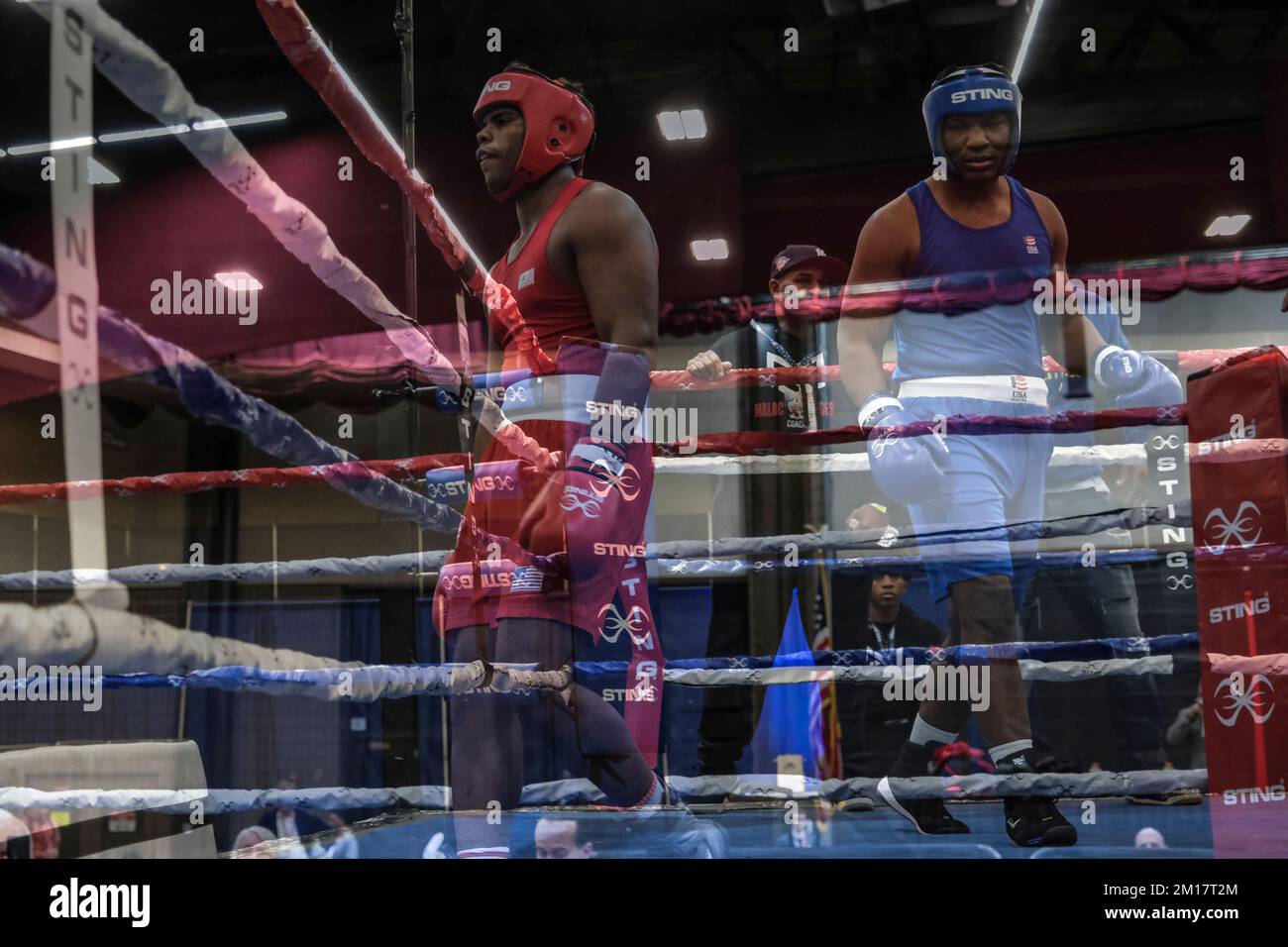 Lubbock, Texas, Stati Uniti. 10th Dec, 2022. Doppia esposizione degli ultimi momenti prima della campana di apertura del campionato Elite Male da 203 sterline tra Ali Feliz (rosso) di Bethel, CT e Pryce Taylor di Brooklyn, NY. (Credit Image: © Adam DelGiudice/ZUMA Press Wire) Credit: ZUMA Press, Inc./Alamy Live News Foto Stock