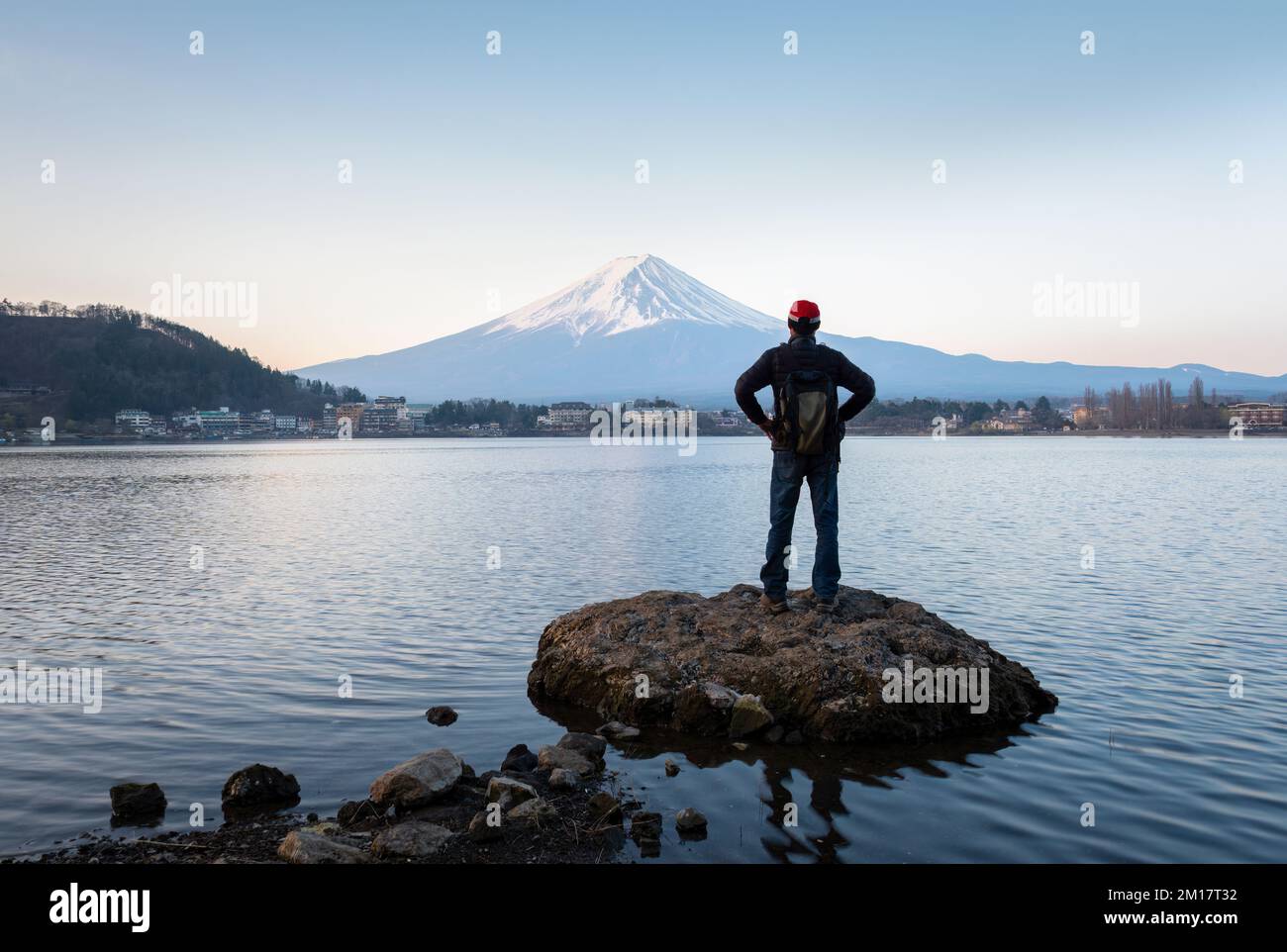 L'uomo gode della vista dell'alba sul monte Fuji, la riva settentrionale del lago Kawaguchiko, Giappone. Foto Stock
