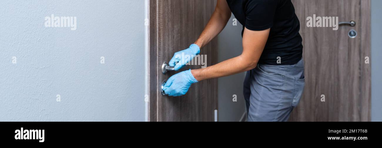 Intrusione di un ladro in una casa abitata Foto Stock