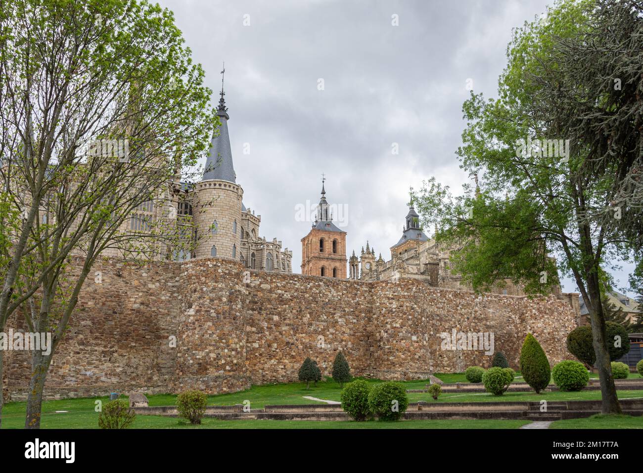 Un giardino verde contro le mura di Astorga a Camino de Santiago, Castiglia e Leon, Spagna Foto Stock