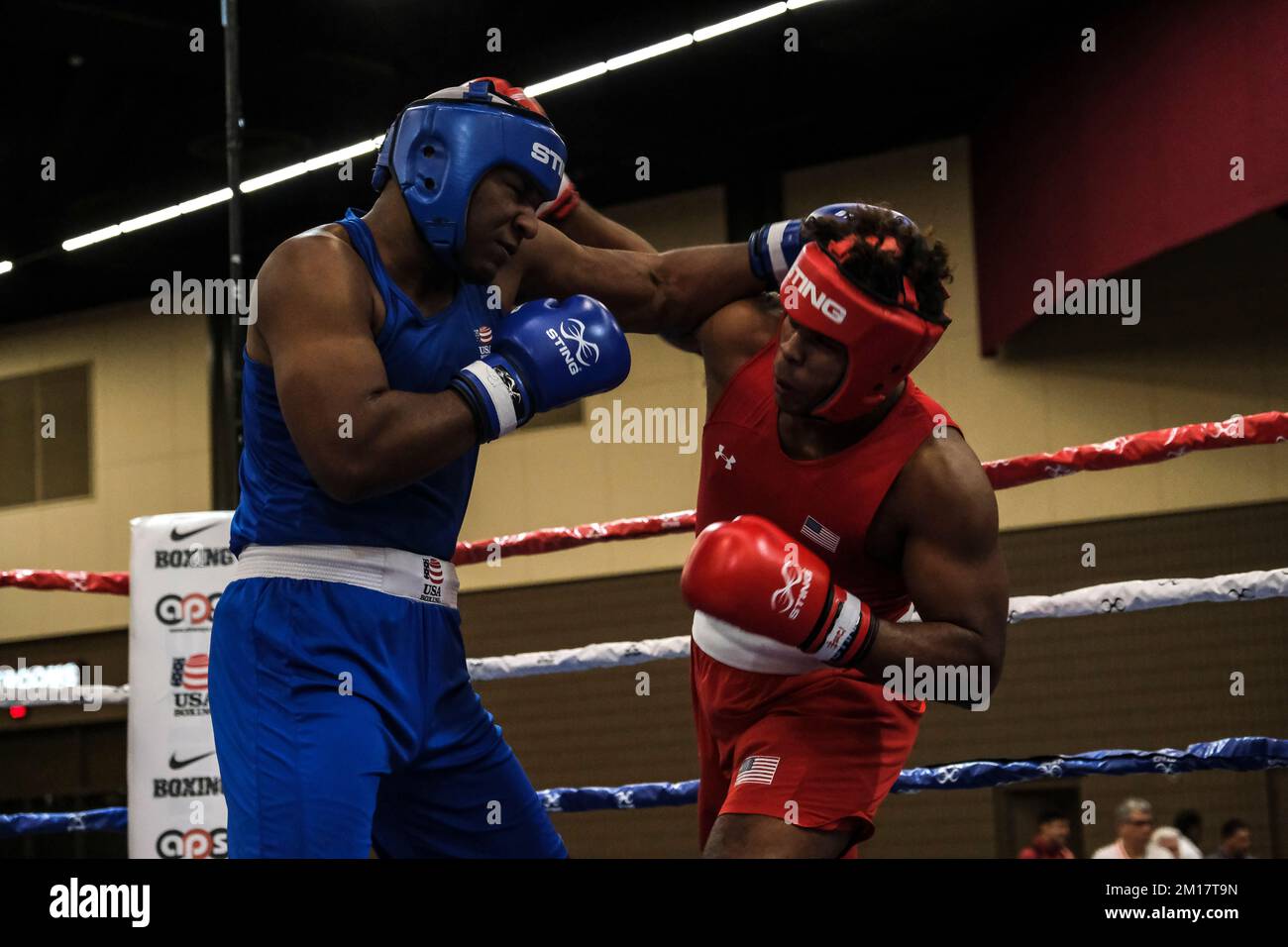 Lubbock, Texas, Stati Uniti. 10th Dec, 2022. Azione tra Ali Feliz (rosso) di Bethel, CT e Pryce Taylor (blu) di Brooklyn, NY nel torneo di campionato della divisione Elite Male Super Heavyweight (203 libbre). Feliz è stato dichiarato vincitore per decisione. (Credit Image: © Adam DelGiudice/ZUMA Press Wire) Credit: ZUMA Press, Inc./Alamy Live News Foto Stock