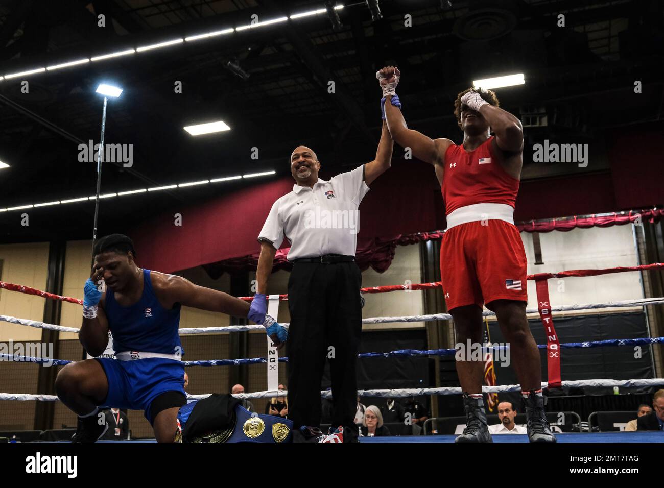 Lubbock, Texas, Stati Uniti. 10th Dec, 2022. Ali Feliz (rosso) di Bethel, CT è dichiarato il vincitore su Pryce Taylor (blu) di Brooklyn, NY nel campionato bout della Elite Male Super Heavyweight (203 libbre) divisione. (Credit Image: © Adam DelGiudice/ZUMA Press Wire) Credit: ZUMA Press, Inc./Alamy Live News Foto Stock