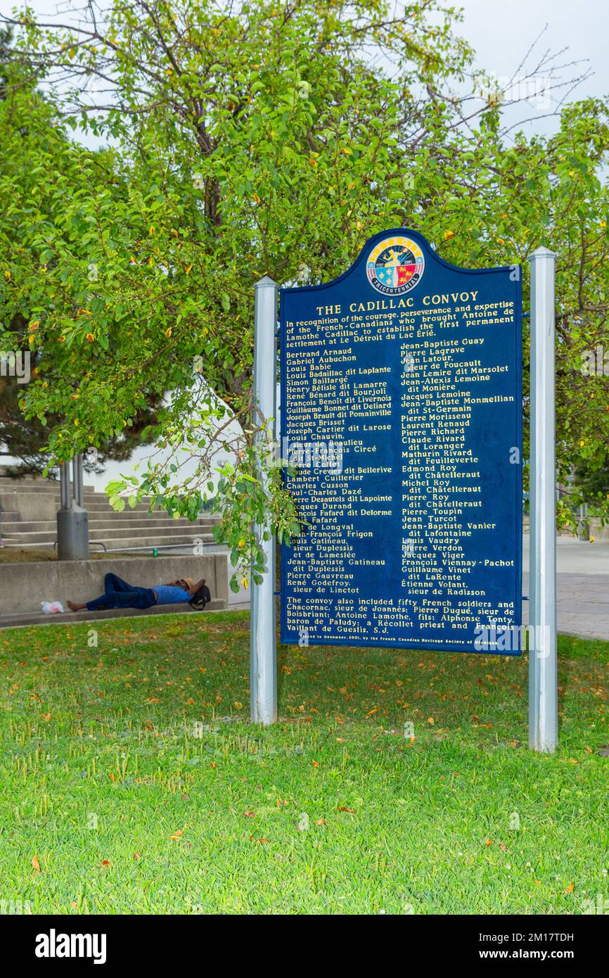 Il cartellone commemorativo Cadillac convoy, che commemora la fondazione di Detroit, situato in Hart Plaza su Jefferson Ave nel centro di Detroit, USA. Foto Stock